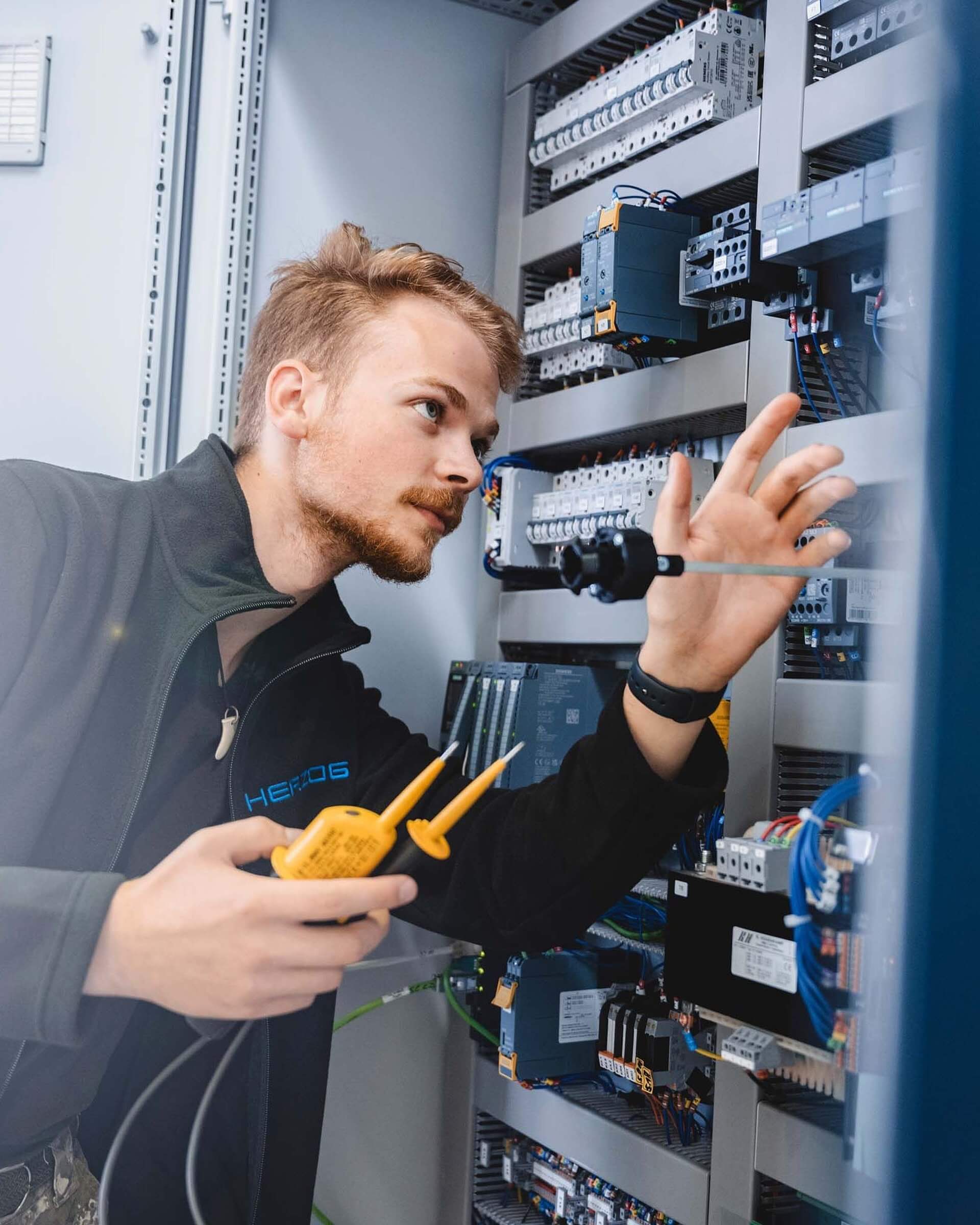 Technical Service: Strictly customer-oriented:for trouble-free operation 